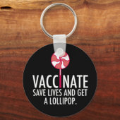 ワクチン接種を受おもしろいける キーホルダー (正面)