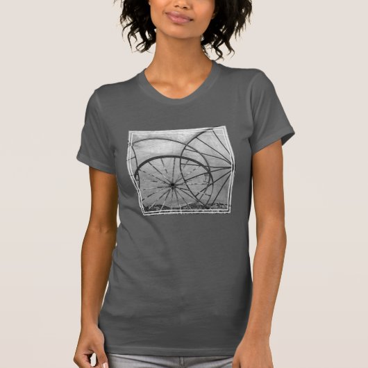 ワゴンホイールの静物画 Tシャツ (正面)