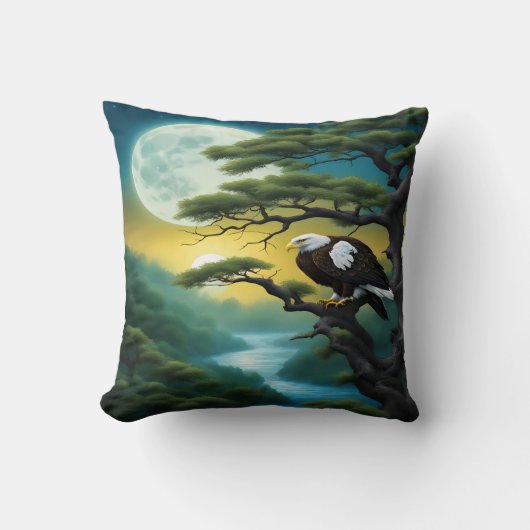 ワシが満月の下の木の枝に止まった クッション (正面)