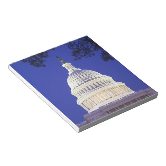 ワシントンの夜の米国議会議事堂のロタンダ ノートパッド (アングル)