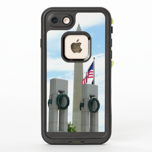 ワシントンモニュメントとDCの第二次世界大戦記念碑 LifeProof iPhoneケース (裏面)
