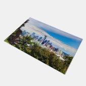 ワシントン州シアトルからこんにちは。ダウンタウンビュー ドアマット (アングル)