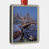 ワシントン州シアトルのDusk on Bell Harbor。 メタルオーナメント (右)