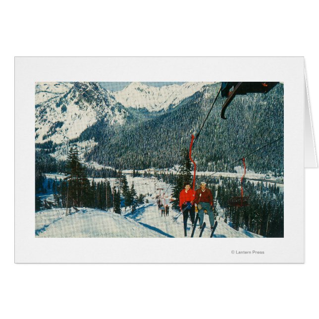 ワシントン州チェアリフトSnoqualmie Passのスキーヤー (正面横)