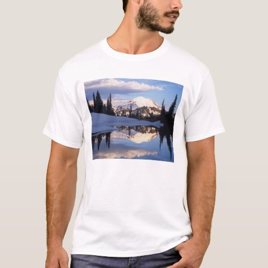 ワシントン州レイニア山国立公園、雲とレイニア山 Tシャツ (正面)