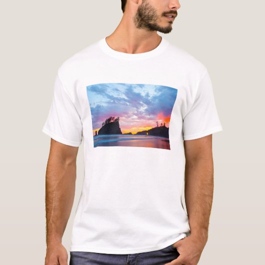 ワシントン州、セカンドビーチの夕焼け Tシャツ (正面)
