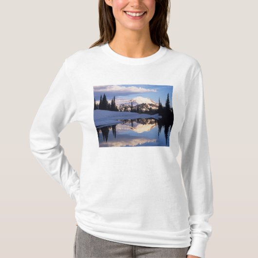 ワシントン州、レイニア山国立公園、レイニア山と雲 Tシャツ (正面)