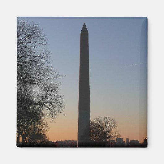 ワシントンD.C.の日の入り時のワシントン記念塔 マグネット (正面)