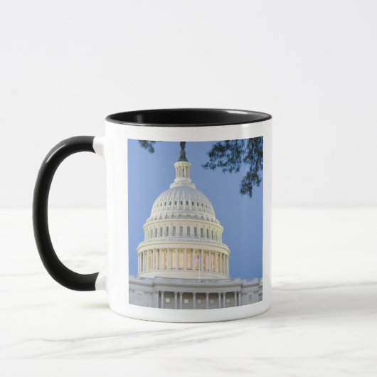 ワシントンD.C. (コロンビア特別区) の夕暮れ時のアメリカ合衆国議会議事堂 マグカップ (左)