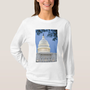 ワシントンD.C. (コロンビア特別区)の夜明け前の米国議会議事堂 Tシャツ