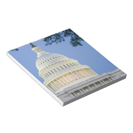 ワシントンD.C.(ディストリクト)の夕暮れ時の米国議会議事堂 ノートパッド (アングル)