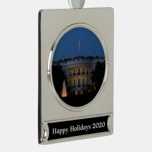 ワシントンDCの夜のクリスマスホワイトハウス シルバープレートバナーオーナメント (右)