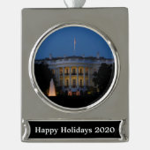 ワシントンDCの夜のクリスマスホワイトハウス シルバープレートバナーオーナメント (正面)