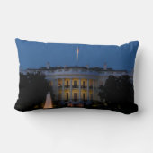 ワシントンDCの夜のクリスマスホワイトハウス ランバークッション (裏面)