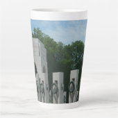 ワシントンDCのWWIIメモリアルリースII カフェラテマグ (正面)