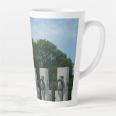 ワシントンDCのWWIIメモリアルリースII カフェラテマグ (右)