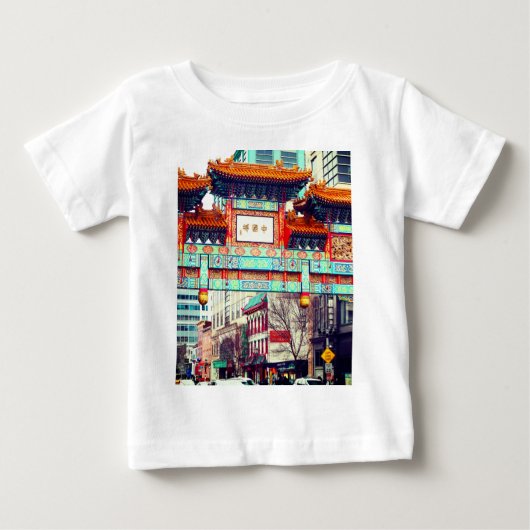 ワシントンDCチャイナタウン。宇佐 ベビーTシャツ (正面)