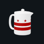 ワシントンDC国旗のティーポット<br><div class="desc">ワシントンD.C.の旗を特集した独特のティーポットで、お茶の経験を磨く!詳細に注意を払って作られた、このティーポットは単なる船ではなく、ワシントンD.C.のアイデンティティのお祝いであユニークる。このデザインは、首都の歴史的かつ政治的な重要性を象徴する、2つの水平な赤いバーの上に3つの赤い星を掲げたワシントンDCの象徴的な旗を誇らしげに示している。お茶を自分で淹れるか、ゲストを迎えるかにかかわらず、このティーポットはワシントンD.C.の本物のtouchをテーブルにしゃれている追加する。素材で作ら高品質れ、このワシントンDC旗のティーポットは耐久性と視覚的に魅力的であり、キッチンデコの大切な部分として際立っている。その象徴的なデザインと頑丈な建築は実用的でも表現、資本都市への憧れの完璧な方法をスタイリッシュ作る。</div>