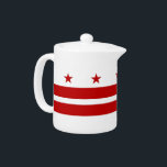 ワシントンDC国旗のティーポット<br><div class="desc">ワシントンD.C.の旗を特集した独特のティーポットで、お茶の経験を磨く！詳細に注意を払って作られた、このティーポットは単なる船ではなく、ワシントンD.C.のアイデンティティのお祝いであユニークる。このデザインは、首都の歴史的かつ政治的な重要性を象徴する、2つの水平な赤いバーの上に3つの赤い星を掲げたワシントンDCの象徴的な旗を誇らしげに示している。お茶を自分で淹れるか、ゲストを迎えるかにかかわらず、このティーポットはワシントンD.C.の本物のtouchをテーブルにしゃれている追加する。素材で作ら高品質れ、このワシントンDC旗のティーポットは耐久性と視覚的に魅力的であり、キッチンデコの大切な部分として際立っている。その象徴的なデザインと頑丈な建築は実用的でも表現、資本都市への憧れの完璧な方法をスタイリッシュ作る。</div>
