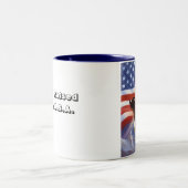 ワシ旗、米国で生まれる及び上げられて ツートーンマグカップ (中央)