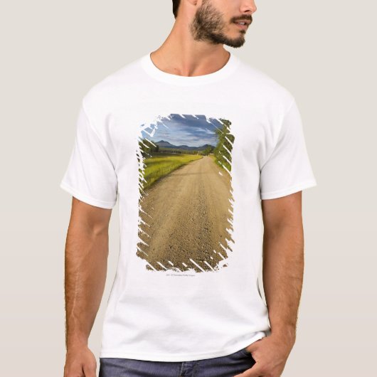 ワシ、アラスカの砂利道 Tシャツ (正面)