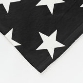 ワタリガラスの黒および花型女性歌手のピンクの星のモノグラム フリースブランケット (角)