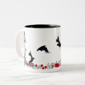 ワタリガラス、十字、スカルおよびバラは襲います ツートーンマグカップ (正面左)