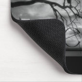 ワタリガラス- Nevermore太陽光線及び木B&W マウスパッド (コーナー)