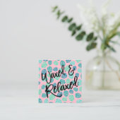 ワックスのタイポグラフィの熱帯葉のピンク スクエア名刺 (スタンド正面)