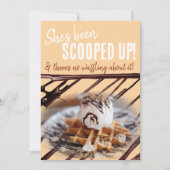 ワッフルにチョコレートの霧雨アイスクリームスクープ 招待状 (正面)