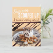 ワッフルにチョコレートの霧雨アイスクリームスクープ 招待状 (スタンド正面)