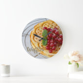 ワッフルは甘い歯のためのスグリと自家製 ラージ壁時計 (ホーム)