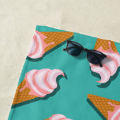 ワッフルコーンのアイスクリームと凍っていヨーグルト模様 ビーチタオル (インサイチュ)