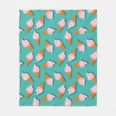 ワッフルコーンのアイスクリームと凍っていヨーグルト模様 フリースブランケット (正面)