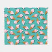 ワッフルコーンのアイスクリームと凍っていヨーグルト模様 フリースブランケット (正面(横))