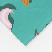 ワッフルコーンのアイスクリームと凍っていヨーグルト模様 フリースブランケット (角)