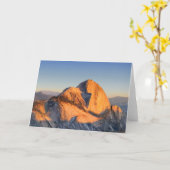 ワトキンス山からのハーフドームの夕日 – ヨセミテ カード (黄色い花)