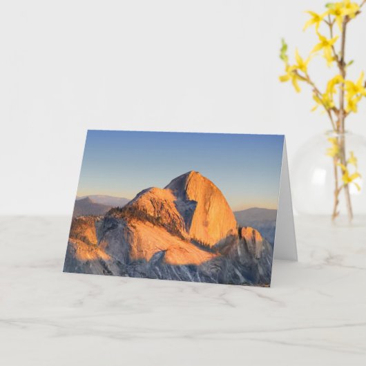 ワトキンス山からのハーフドームの夕日 – ヨセミテ カード (黄色い花)