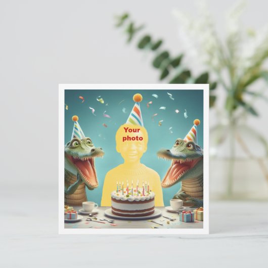 ワニと一緒にお子さんの誕生日パーティーですよ カード (スタンド正面)