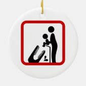 ワニ食べ物を与え動物園の看板にベビーしない セラミックオーナメント (裏面)