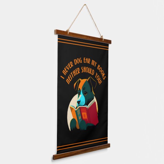 ワンちゃん犬の耳のユーモアを書く 吊り下げ型タペストリー (傾斜あり)