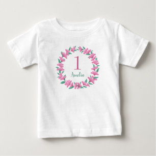 ワンイヤー誕生日ガールピンクフローラリースベビー ベビーTシャツ