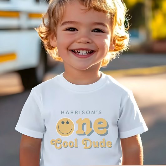 ワンクールなデュード男子のレトロな1歳の誕生日 ベビーTシャツ