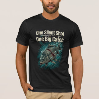 ワンサイレントショット ワンビッグキャッチ ボウフィッシングコイ アート Tシャツ