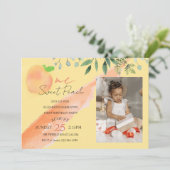 ワンスイートピーチパーソナライズされた誕生日招待状 招待状 (スタンド正面)