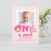 ワンスイートフォトピンクドーナツベビーファースト誕生日 招待状 (スタンド正面)
