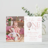 ワンダフル ピンク エア バルーン ガール フォト 1歳の誕生日 招待状 (スタンド正面)