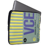 ワンダータグ – ヴェネツィアルミニマルラップトップスリーブ ラップトップスリーブ (正面右)