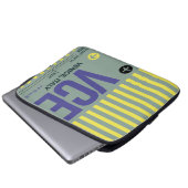 ワンダータグ – ヴェネツィアルミニマルラップトップスリーブ ラップトップスリーブ (正面下部)