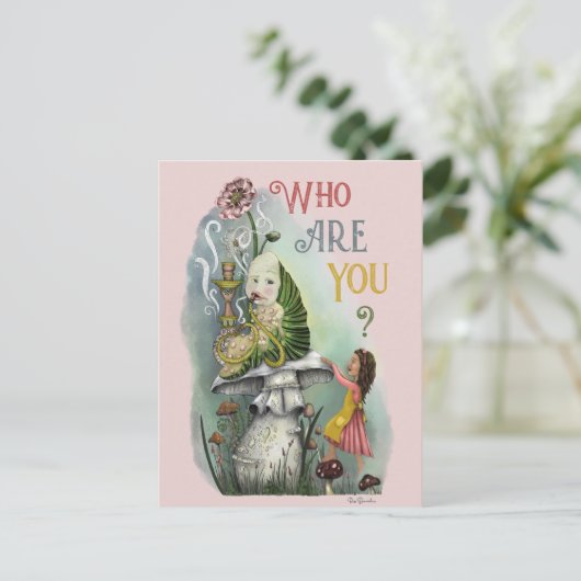 ワンダーランドアートのアリスのかわいいピンクの毛虫 ポストカード (スタンド正面)